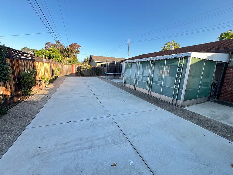Ross Ave — Photo 11