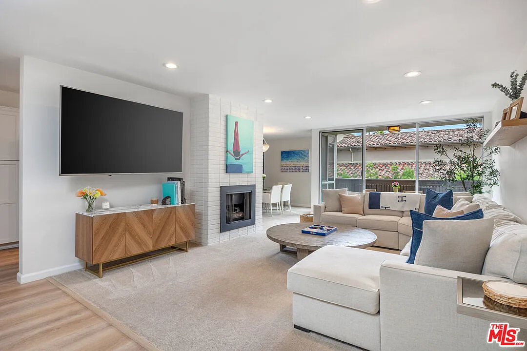 2 bed, 2.0 bath, 1362 sqft, $6,500 — Photo 1