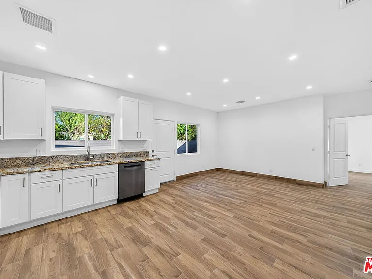 17625 Burbank Blvd — Photo 8