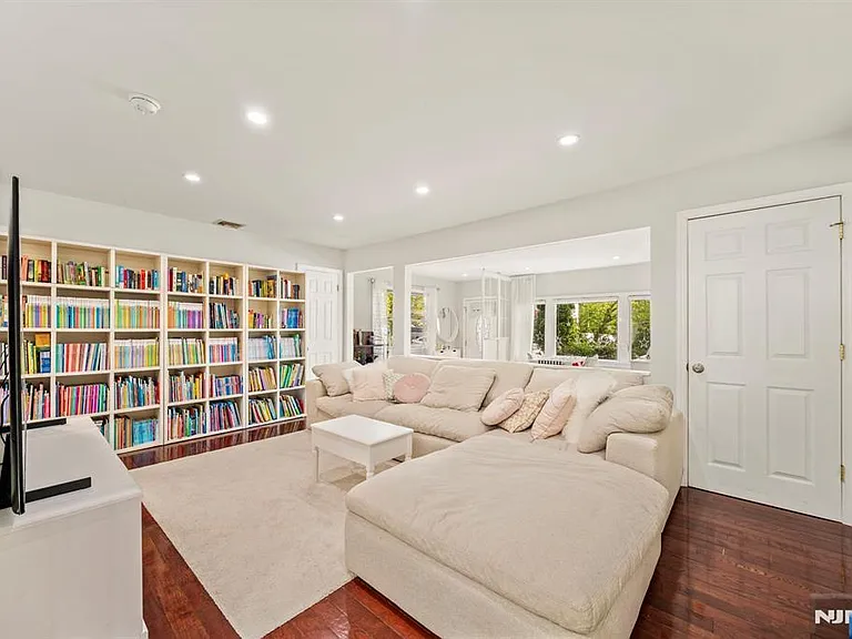 3 Burton Pl — Photo 4