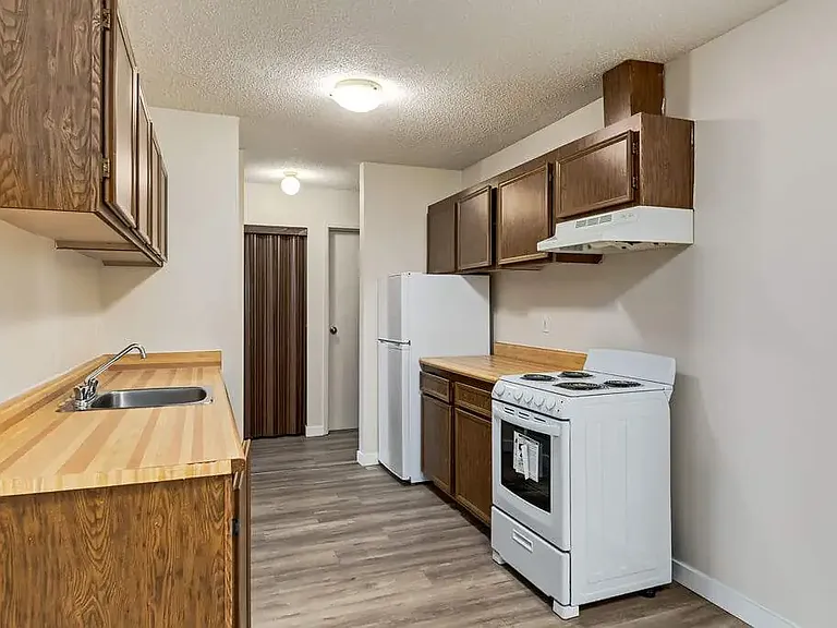 5516 47a Ave #104 — Photo 3