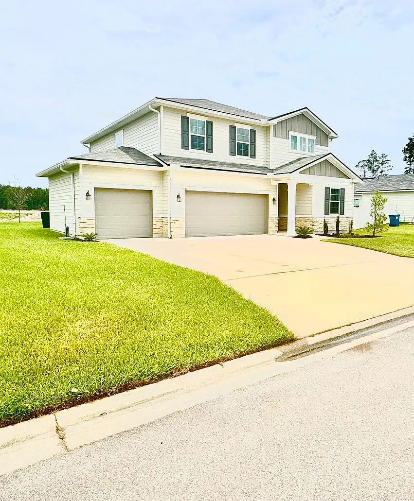 Almost new - Large 4 bedroom 3 bath home — Photo 1