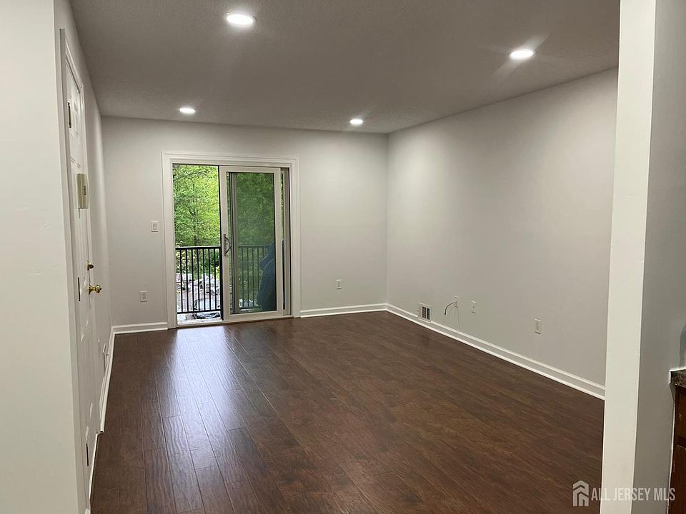1st image of 282 Hampshire Ct #282