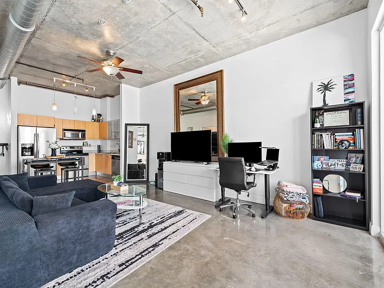 313 NE 2nd St #902 — Photo 10