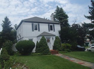 220-35 43rd Ave, Bayside, NY 11361