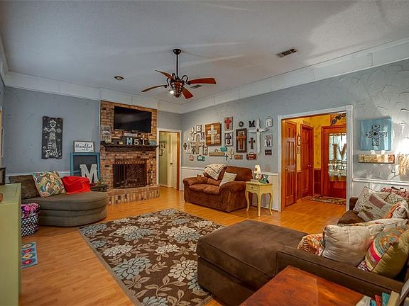 5th image of 207 Indian Trace Ln