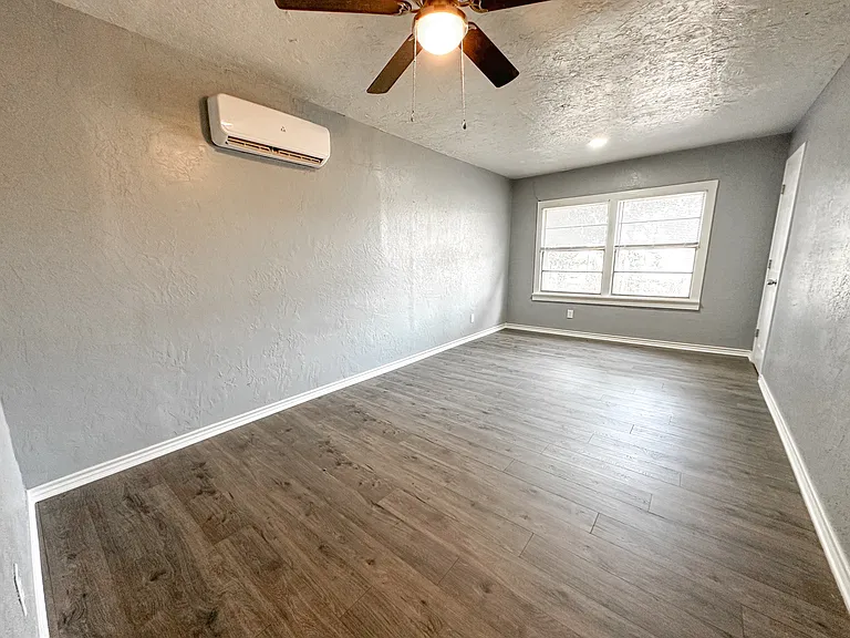 212 SW 23rd Pl — Photo 8