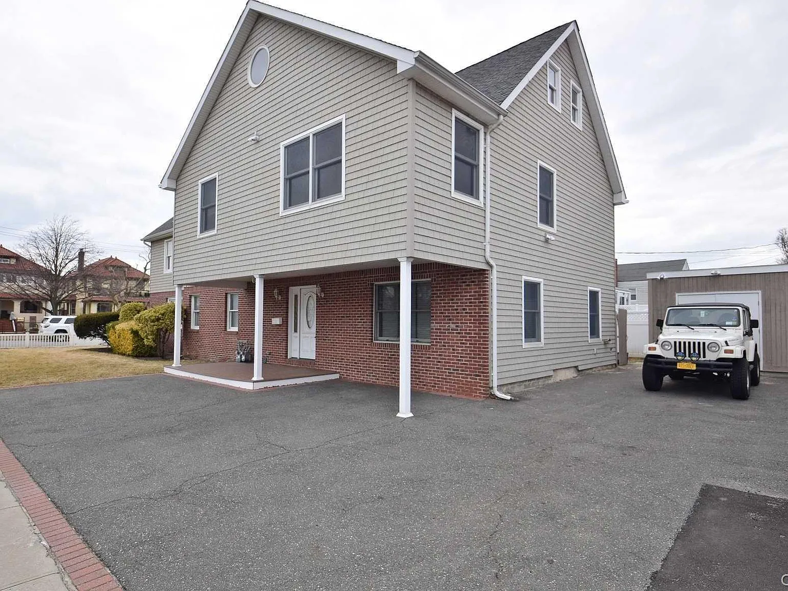 2 bed, 1.0 bath, 2700 sqft, $3,500 — Photo 2