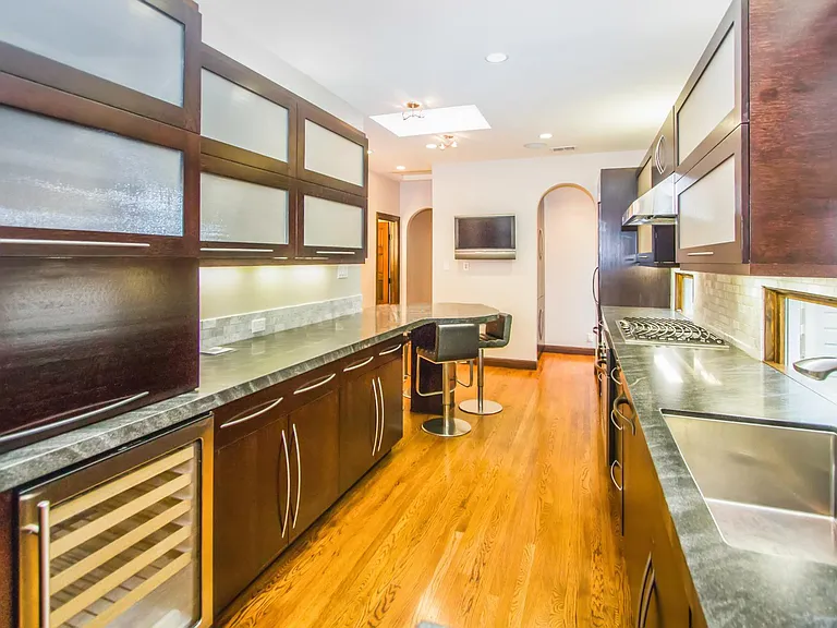 2335 Francisco St — Photo 5