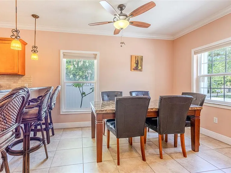 2920 Edgewood Ln — Photo 3