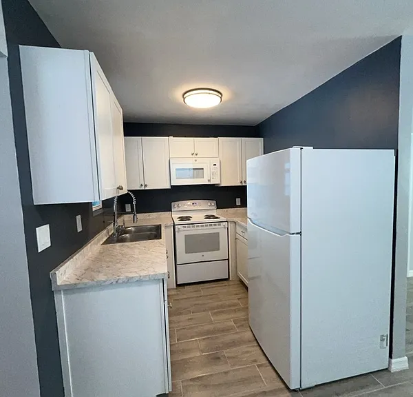 561 Raleigh St — Photo 9