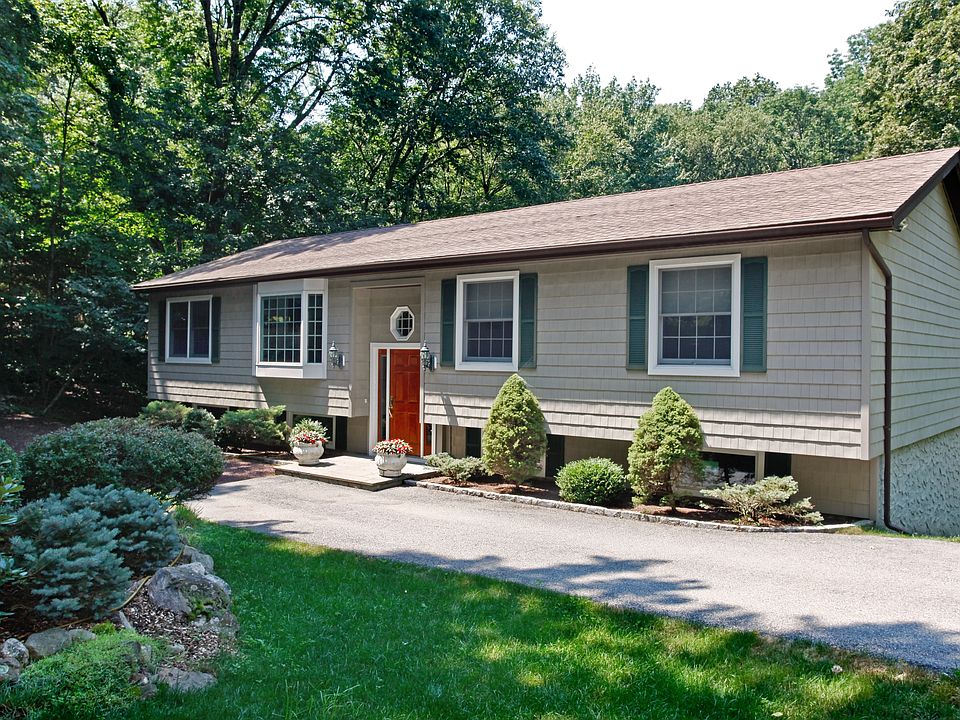 1st image of 32 Holmes Ln