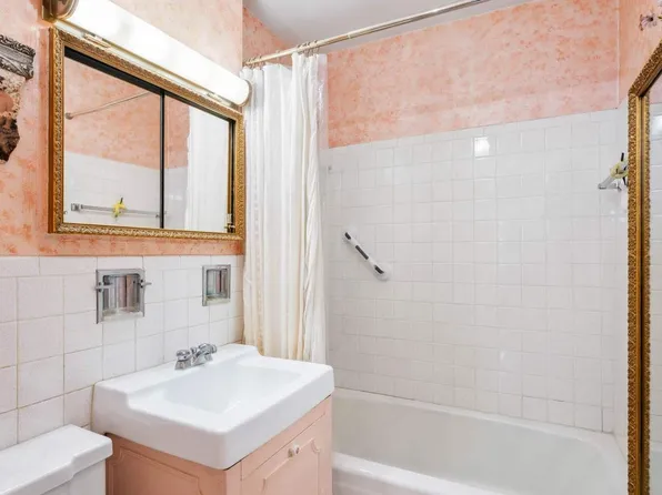 360 East 72nd Street image 7 of 9