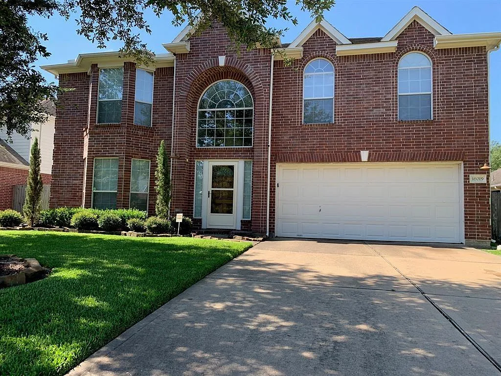 4 bed, 2.5 bath, 2668 sqft, $2,390 — Photo 1