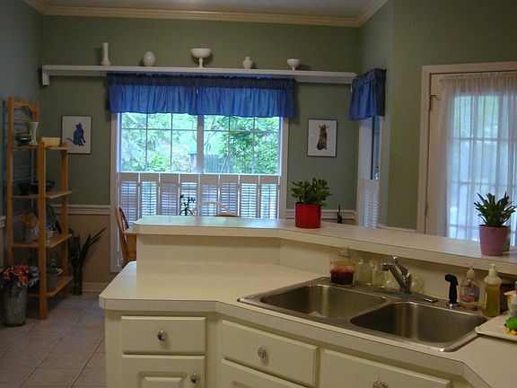 3rd image of 212 Elm Dr