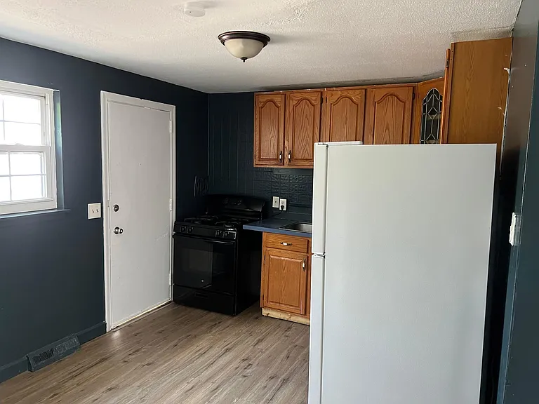 665 Garden St — Photo 3