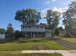 10 Calvin Rd, Kendall Park, NJ 08824