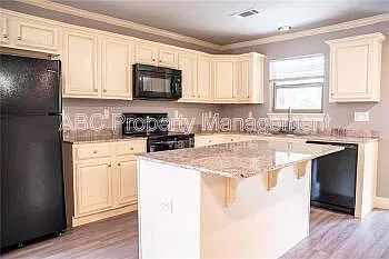 3 bed, 3.5 bath, 1976 sqft, $1,799 — Photo 2