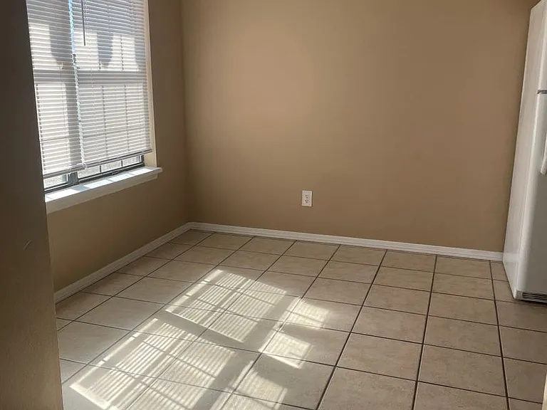1001 S Saint Louis Ave — Photo 3