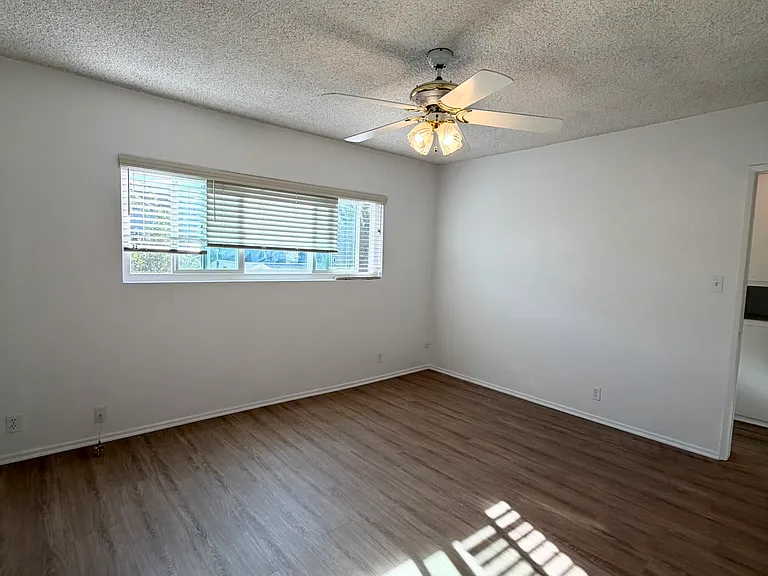 4350 Troost Ave #10 — Photo 9