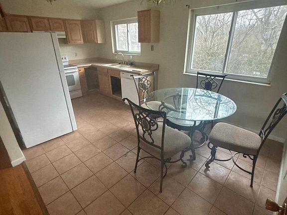 3rd image of 281 Sunset Dr