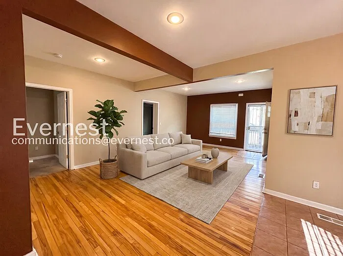 3 bed, 1.5 bath, 1299 sqft, $1,620 — Photo 3