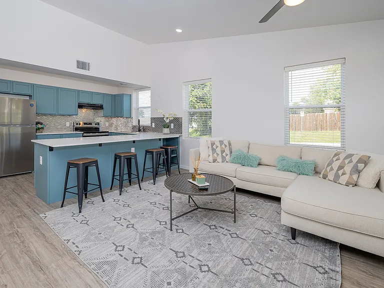1102 E Hurd St #C — Photo 10