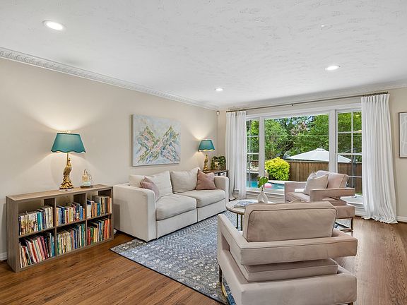 3rd image of 10008 Lakedale Dr
