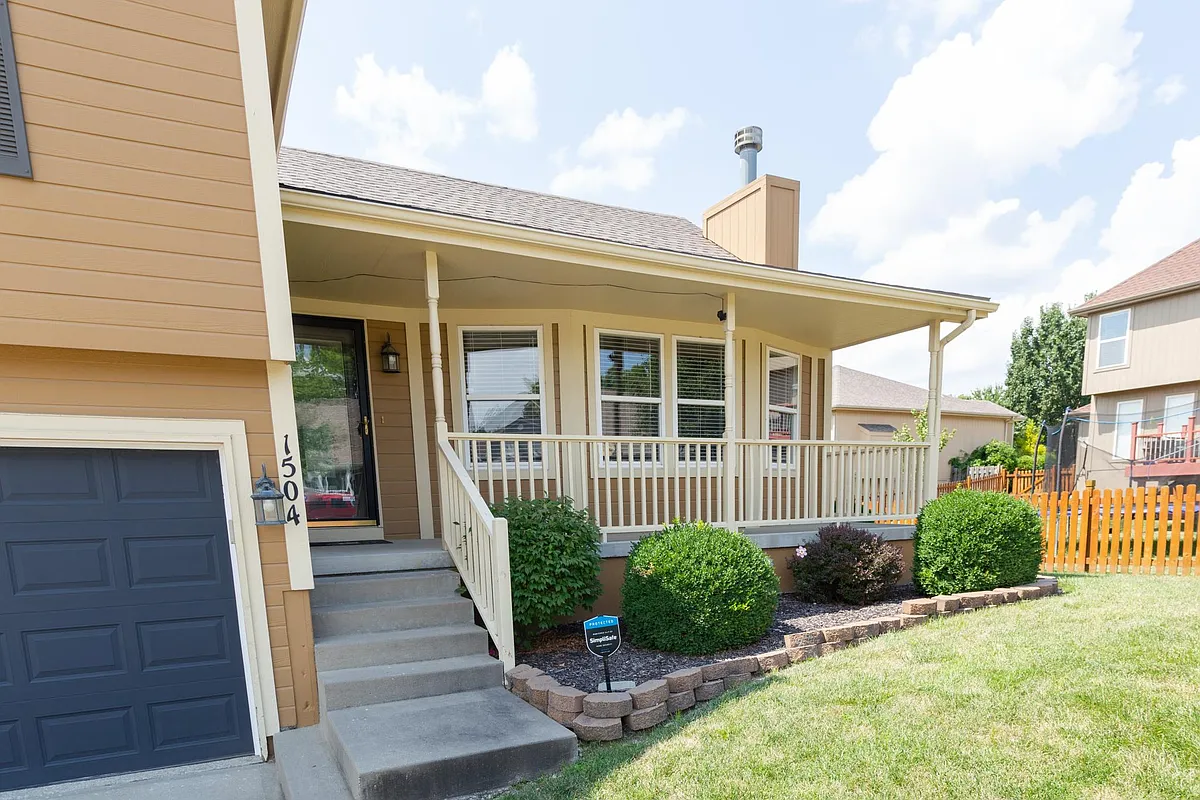 Building Photo - 1504 SE Dalton Dr