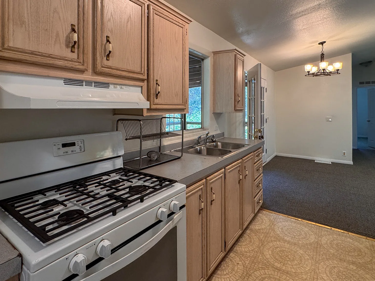 3 bed, 1172 sqft, $5,700 — Photo 3