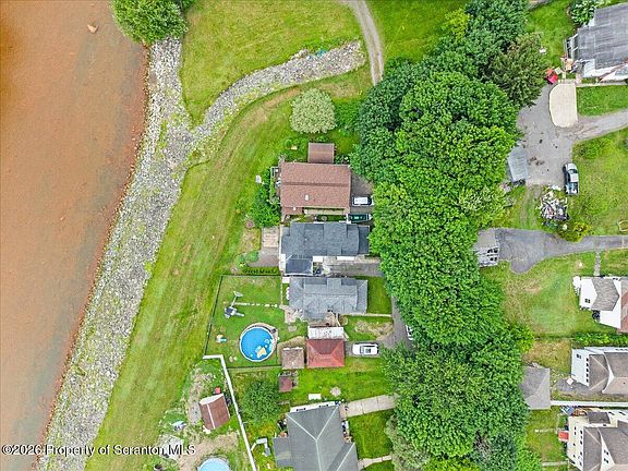 4th image of 402 River St
