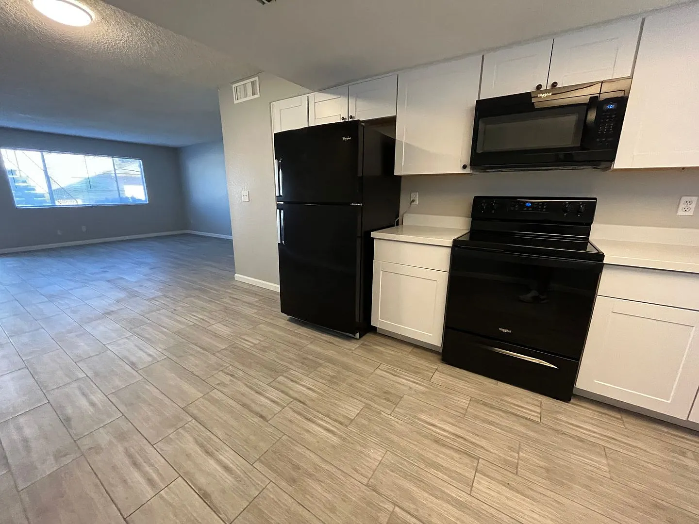 Half Month Rent Free! 2bd 1ba W/ Small Private Backyard! — Photo 4