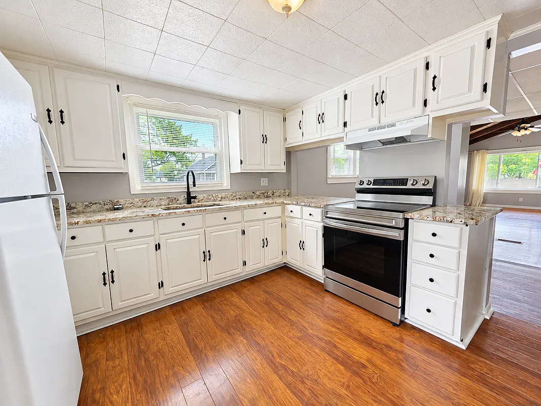 2 bed, 1.0 bath, 1300 sqft, $1,500 — Photo 4