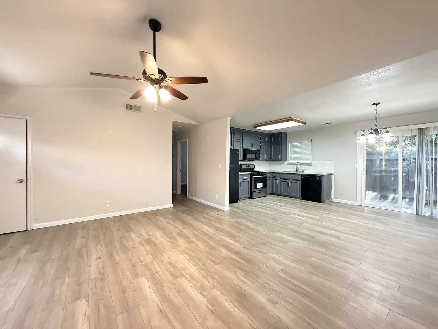 3 bed, 1192 sqft, $1,900 — Photo 4