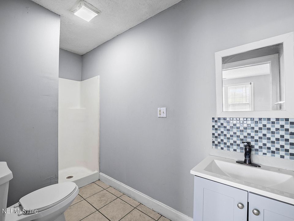 20th image of 1585 W 15TH Street