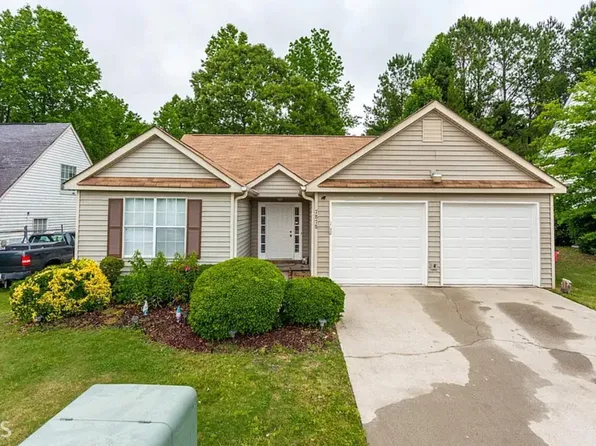 7878 Woodlake Dr, Riverdale, GA 30274