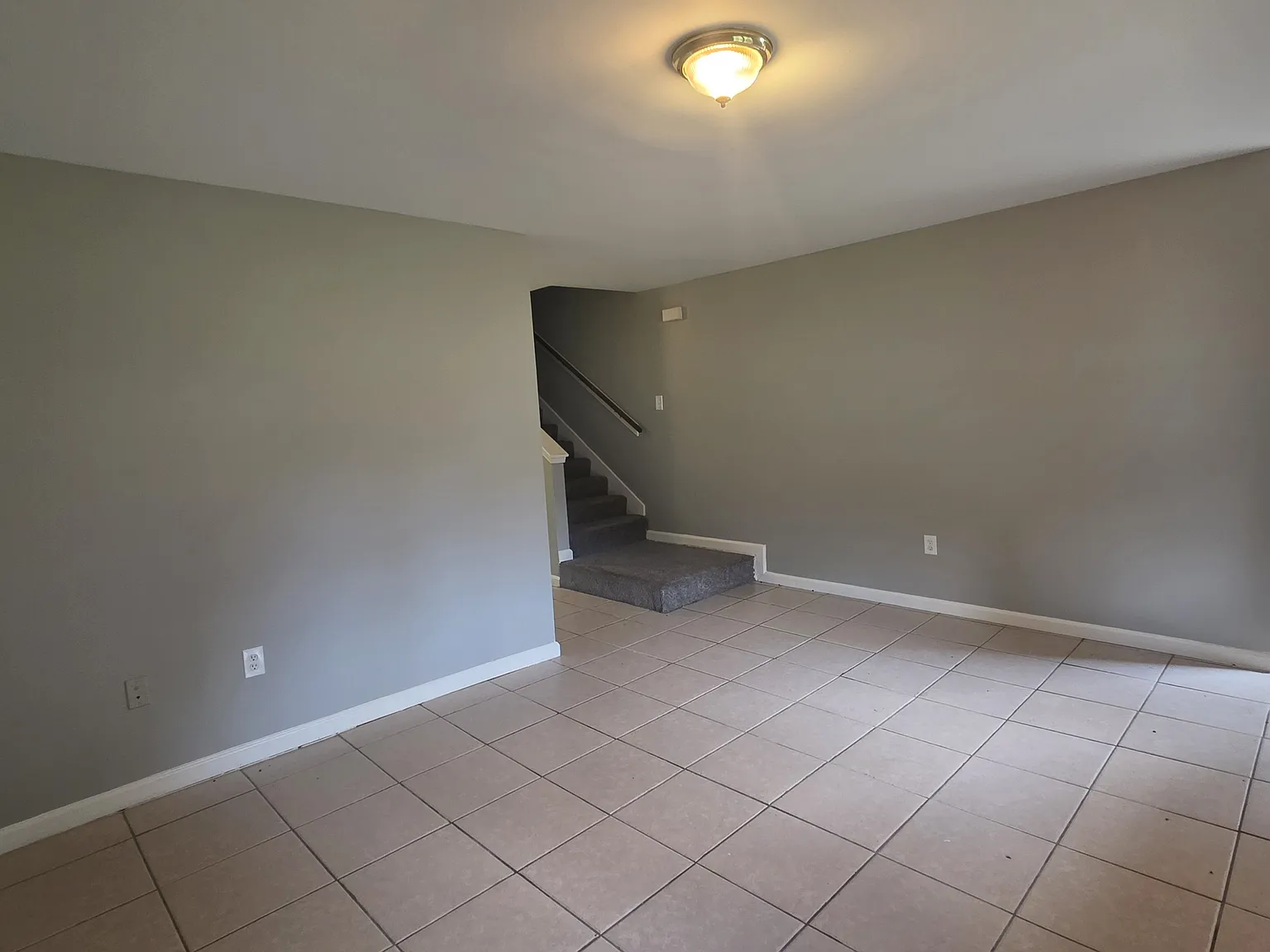 Beautiful 3-Bed, 2.5-Bath Duplex Unit — Photo 2