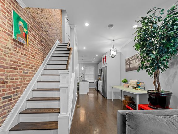 4th image of 902 N Milton Ave