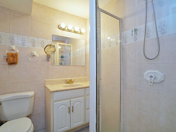 5th image of 48 E Reading Ave