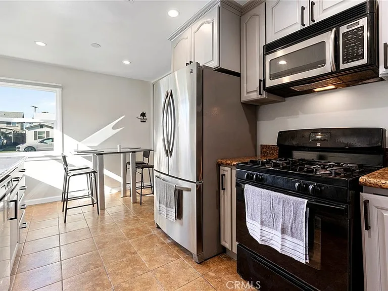 18228 Regina Ave — Photo 9