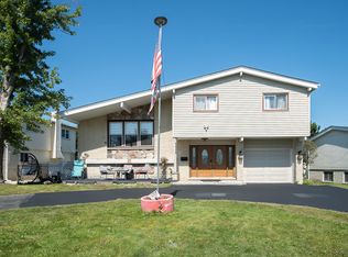 9909 N Huber Ln, Niles, IL 60714