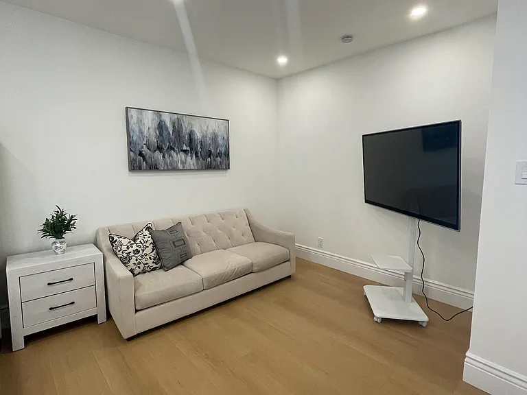 2822 Van Ness Ave — Photo 31