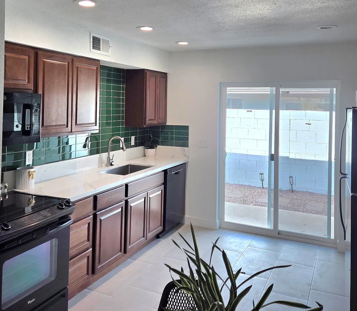 Move In Specials! Completely Remodeled 2 Bed | 2 Bath Apartment In The Heart Of Old Town Scottsdale — Photo 1