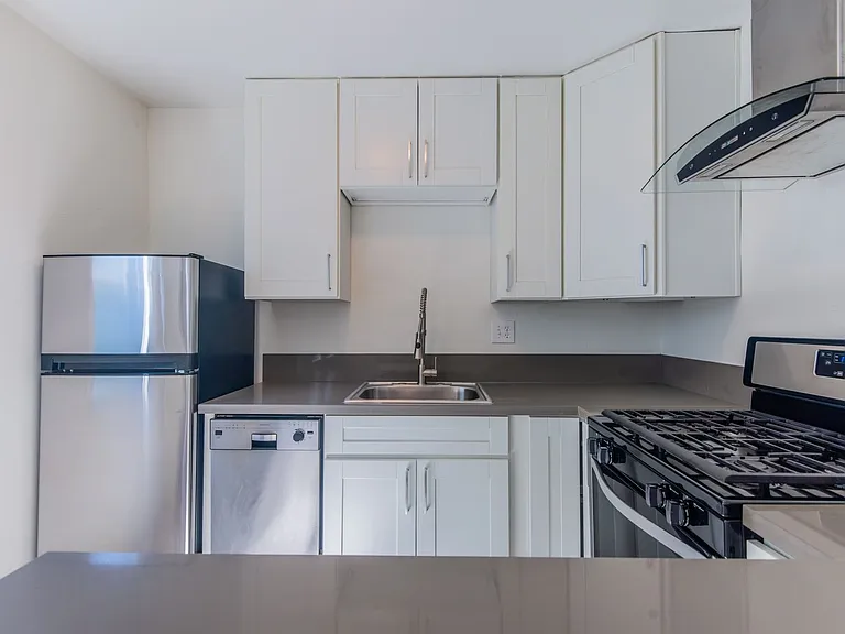 1743 La Brea Residences — Photo 9