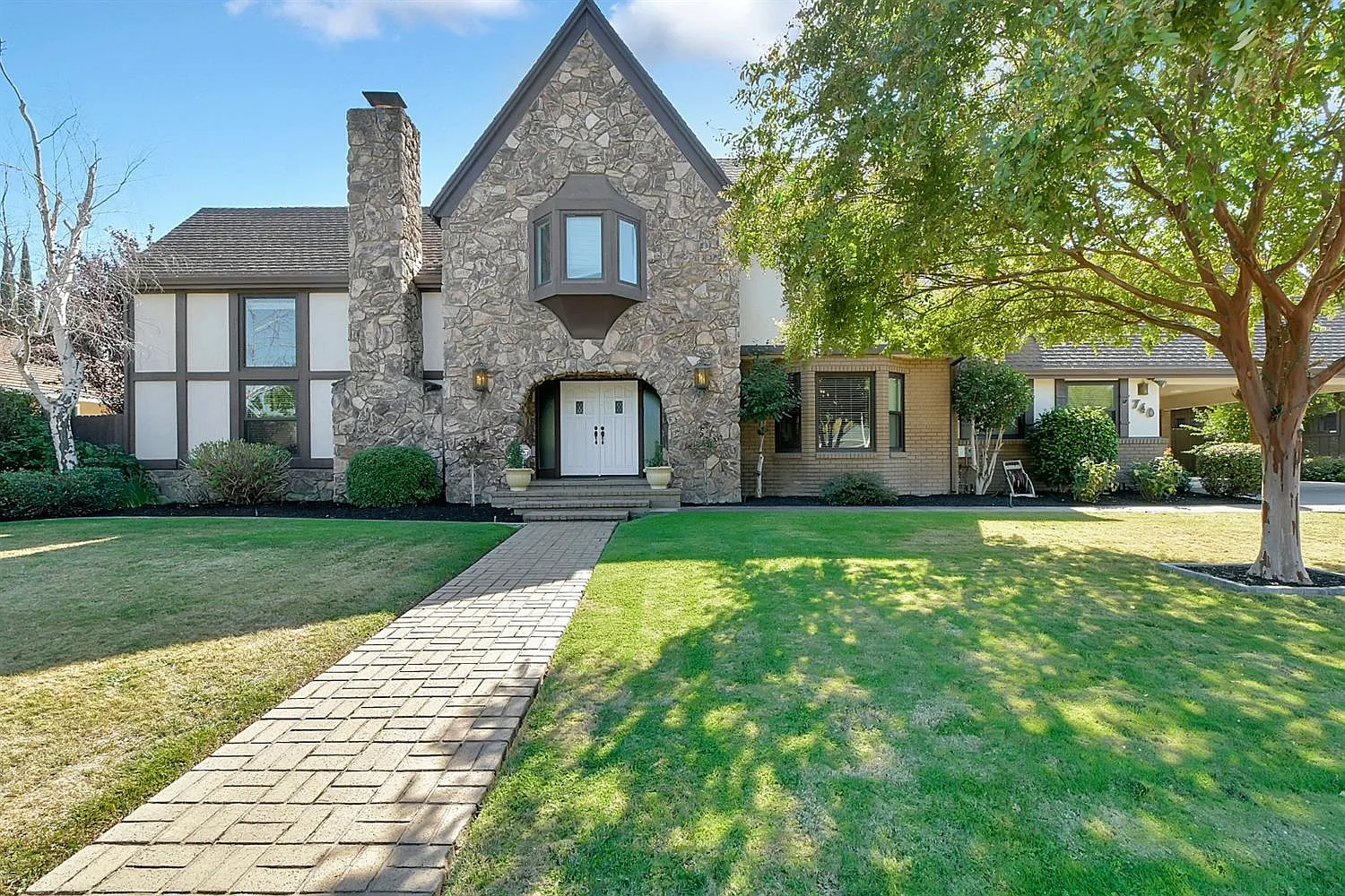 740 Sherwood Dr photo 1