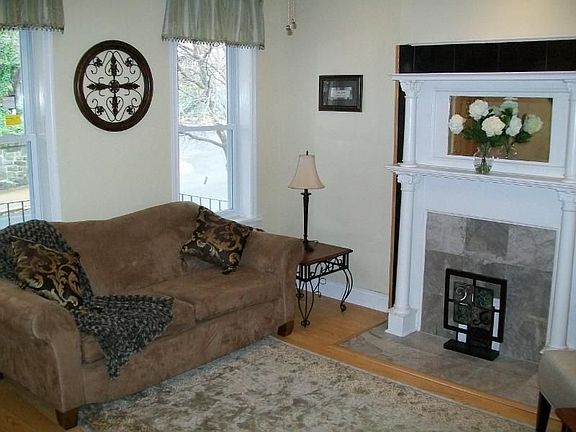 3rd image of 1115 W 9th St