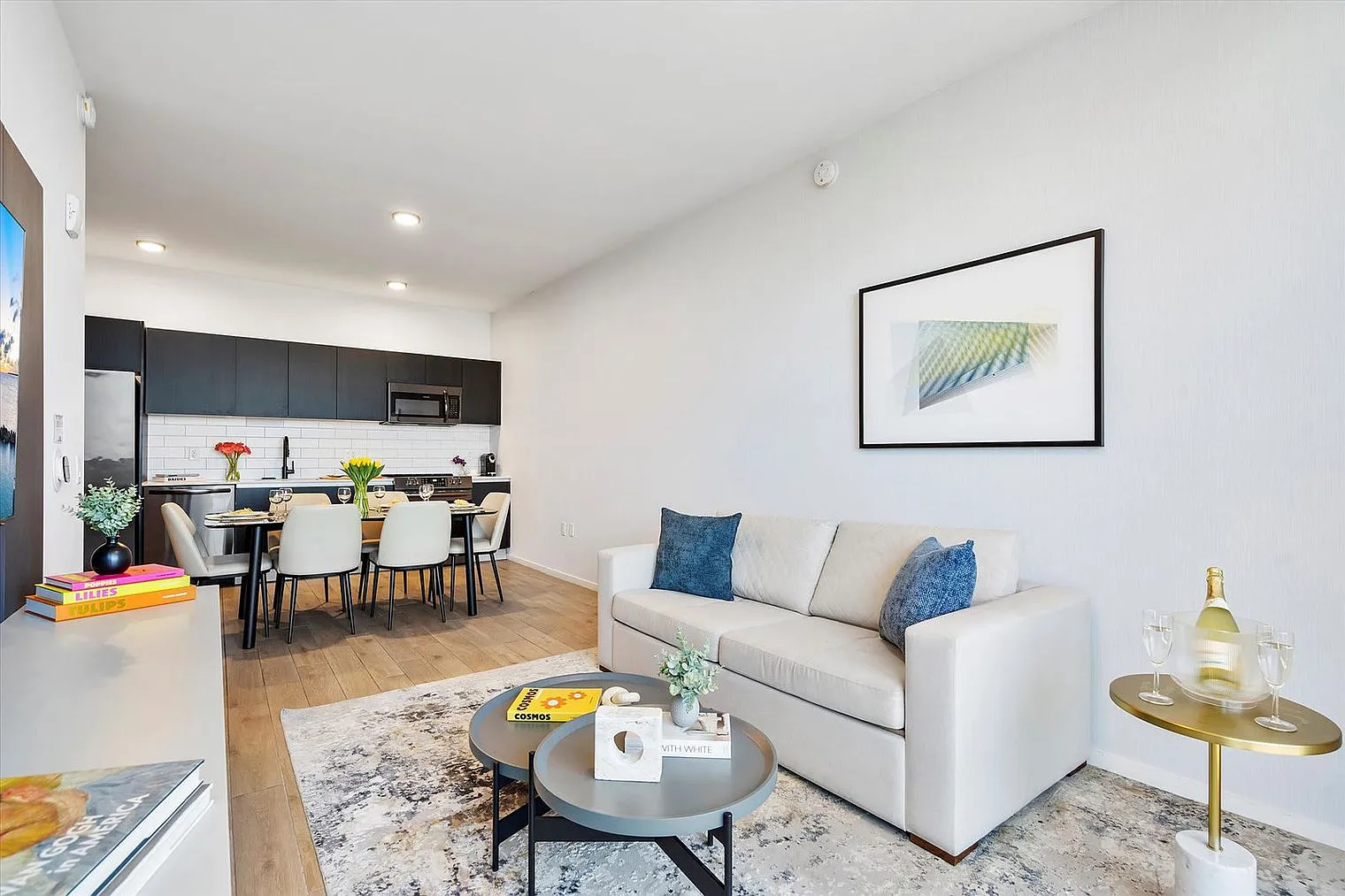 1 bed, 1.0 bath, 764 sqft, $3,531 — Photo 2
