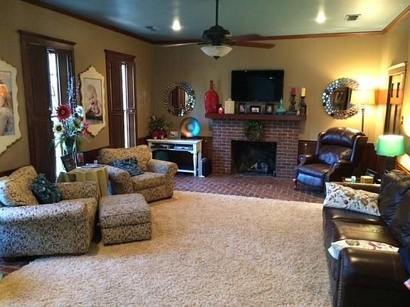 4th image of 1921 Glen Oaks Ln