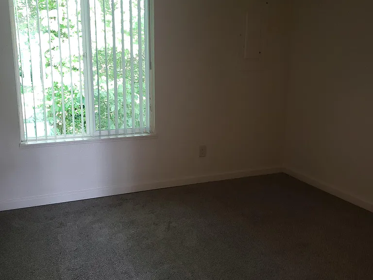 252 NE Kane Dr — Photo 7