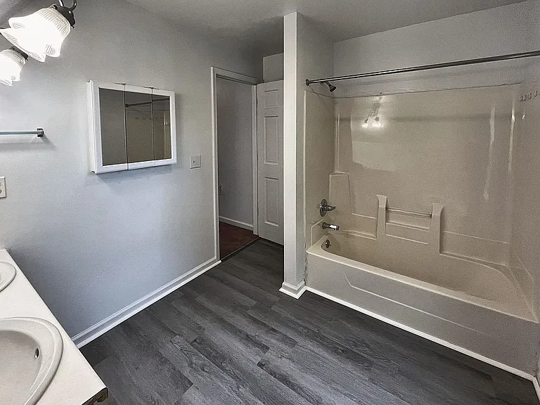 18 E Grand Ave — Photo 15
